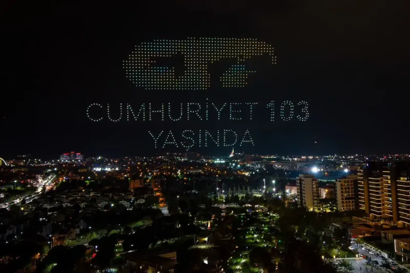 Cumhuriyet coşkusu gökyüzünü aydınlattı