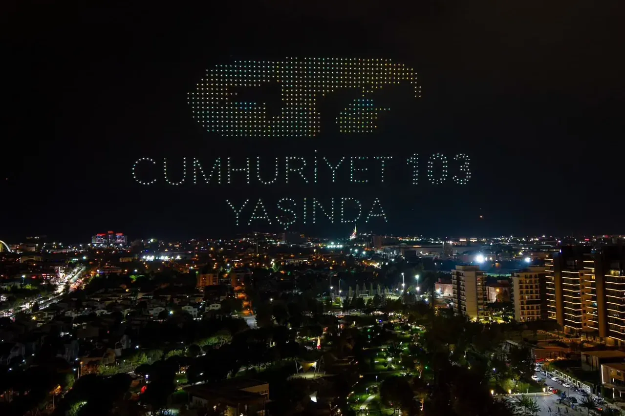 Cumhuriyet coşkusu gökyüzünü aydınlattı
